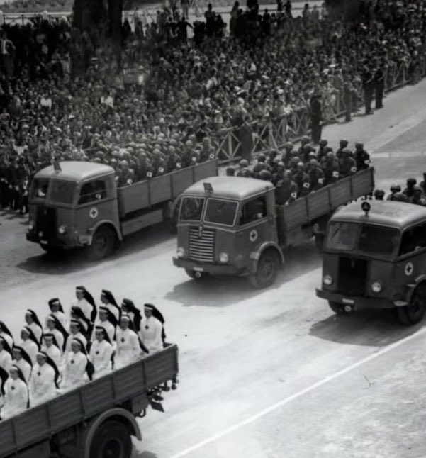 CriMiles's tweet photo. Una foto delle rivista militare del #2Giugno 1955.
Aspettando la #FestaDellaRepubblica.

#CroceRossaItaliana
#CorpoMilitareVolontario https://t.co/BlFb9xFBgg