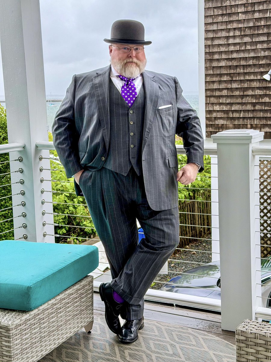 TheBigSartorial's tweet photo. “Let me guess, you’re in finance?”
”No I’m not allowed. I don’t own a corporate labeled Patagonia vest over a white or blue shirt since they stopped wearing suits so everyone could show their individuality”
#Gentleman #suitedup  #wiwt #bigandtall https://t.co/rXqjhzD9JV