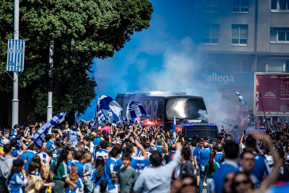Depor_VAVEL's tweet photo. 🚍💙🤍

No llega un autobús.

Llega el sentimiento de toda una ciudad.

A Coruña se detiene. El deportivismo ruge. Riazor espera.

Qué barbaridad de recibimiento. 🔥 https://t.co/Nh7HS0IPT2