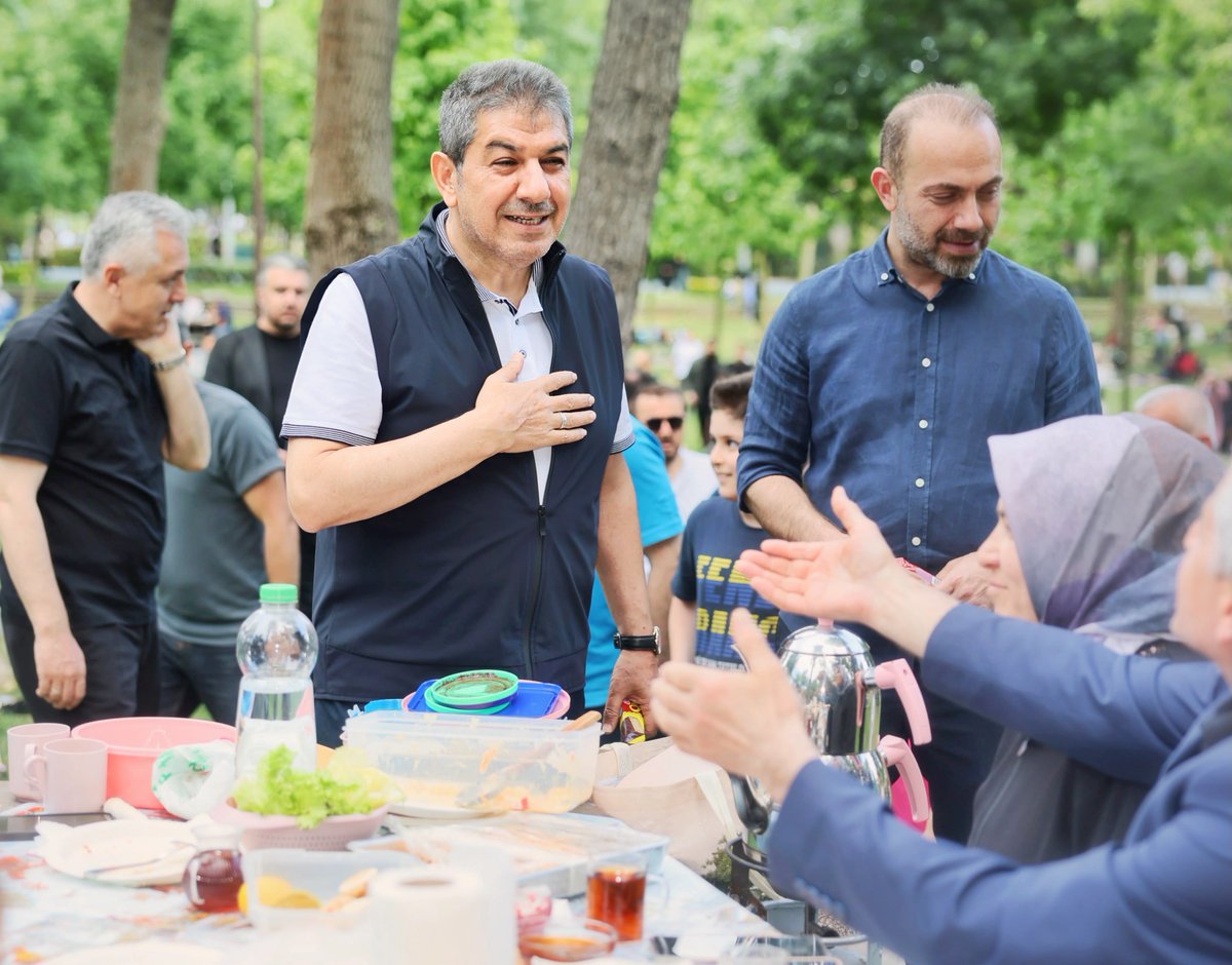 tevfikgoksu's tweet photo. Samimi bir selam, içten bir gülümseme; evimiz, ailemiz Esenler…

Küçüklerimizin neşesi, büyüklerimizin duaları günümüzü güzelleştirdi. https://t.co/6Ok06fMg7g