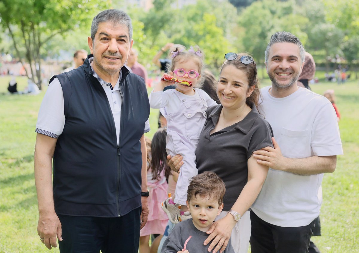 tevfikgoksu's tweet photo. Samimi bir selam, içten bir gülümseme; evimiz, ailemiz Esenler…

Küçüklerimizin neşesi, büyüklerimizin duaları günümüzü güzelleştirdi. https://t.co/6Ok06fMg7g