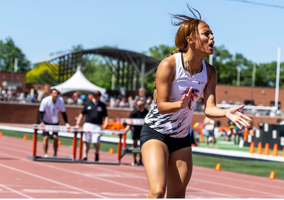 AaliyahBailey09's tweet photo. Make your mark and finish unforgettable! #SophomoreSZN #States #MHSAA❤️🖤 @KentwoodTC @ektrackandfield @eksports_org @MHSAA https://t.co/hoDtGbxaBx