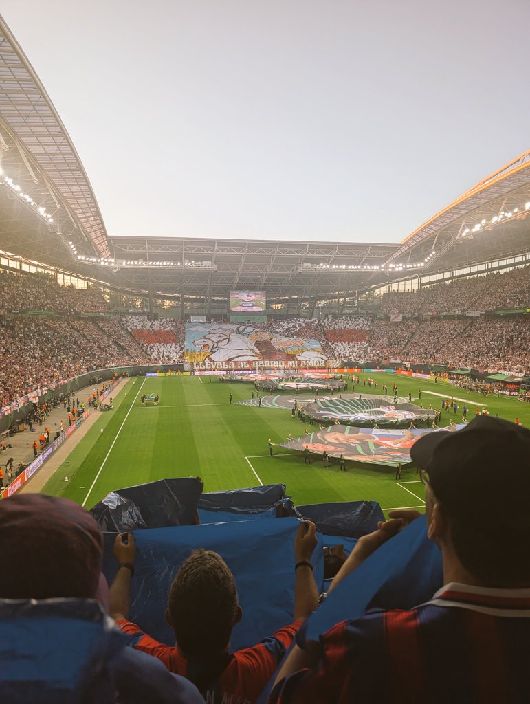 Jayaceykay's tweet photo. Well, that went well! What a trip with some great lads. Rayo fans were brilliant too. Here's to the next European tour. 
UP THE PALACE ❤️💙 https://t.co/uzcbqc0wgs