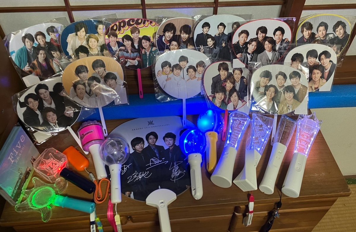 cherryyassu's tweet photo. たくさんの幸せをくれた嵐
出会ってからのミニうちわと
ペンライトで祭壇作ってみた

出会ってくれてありがとう
走り抜けてくれてありがとう
帰ってきてくれてありがとう

これからも大好きです
💙❤️💚💛💜

 #WeareARASHI https://t.co/qBFFy9NmNR