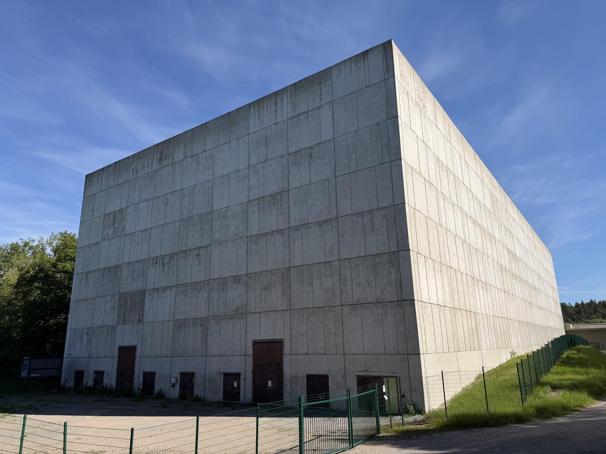 luscafusca150's tweet photo. Vocês nunca imaginariam pra que serve esse edifício aqui https://t.co/3LFgHXm5p0