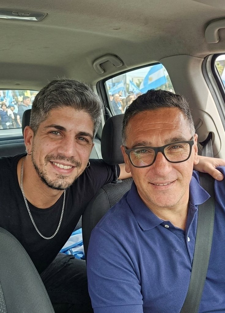 chechooooooooo's tweet photo. @diegomileista @Delfinoplastia @arielviano Ahí tenes https://t.co/o81mkXqYUO