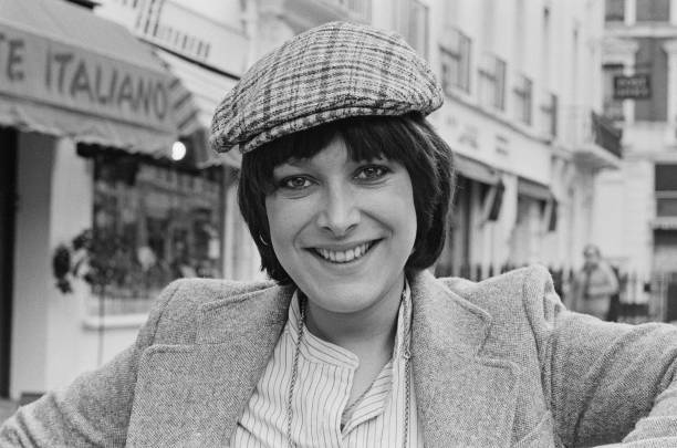 RodneyMarshall1's tweet photo. Remembering actress and author Lynda Bellingham, BOTD 1948 in Montreal, Canada. Was terrific as Nancy King, accomplice to the Aussie robbers in Dad's Trojan Bus episode, a performance which got her a role in the film Sweeney! a couple of years later. #SweeneySunday https://t.co/lynOmJKxmF