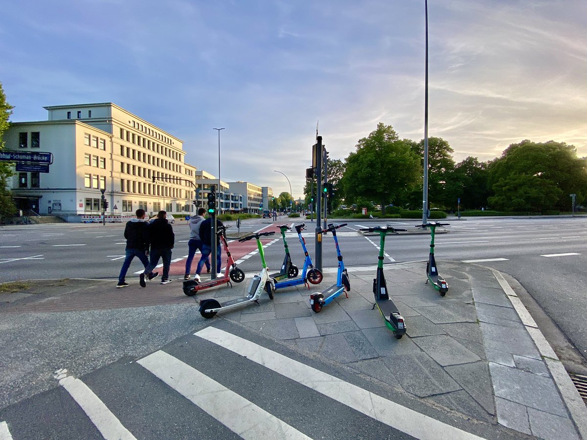 RadwegH's tweet photo. Wie kann man nur auf die Idee kommen, Leihscooter mitten auf einer Verkehrsinsel, direkt im Bereich des Fußgängerüberwegs abzustellen? https://t.co/7Lyqxp1yVx