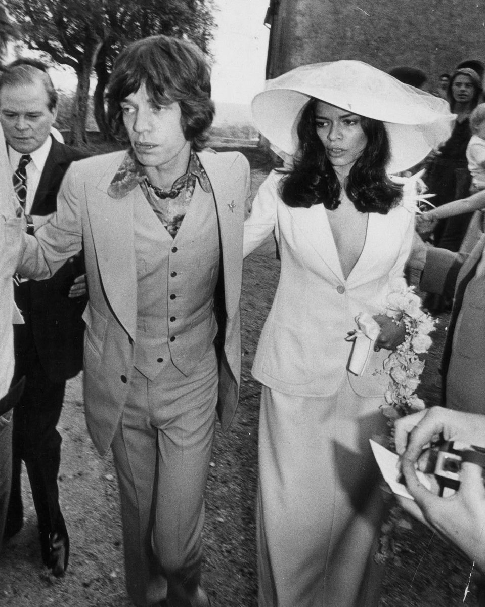 dualipanoticia's tweet photo. Dua lipa para su casamiento por civil tiene un look similar al de Bianca Jagger en 1971! https://t.co/xVqkKx9jiJ