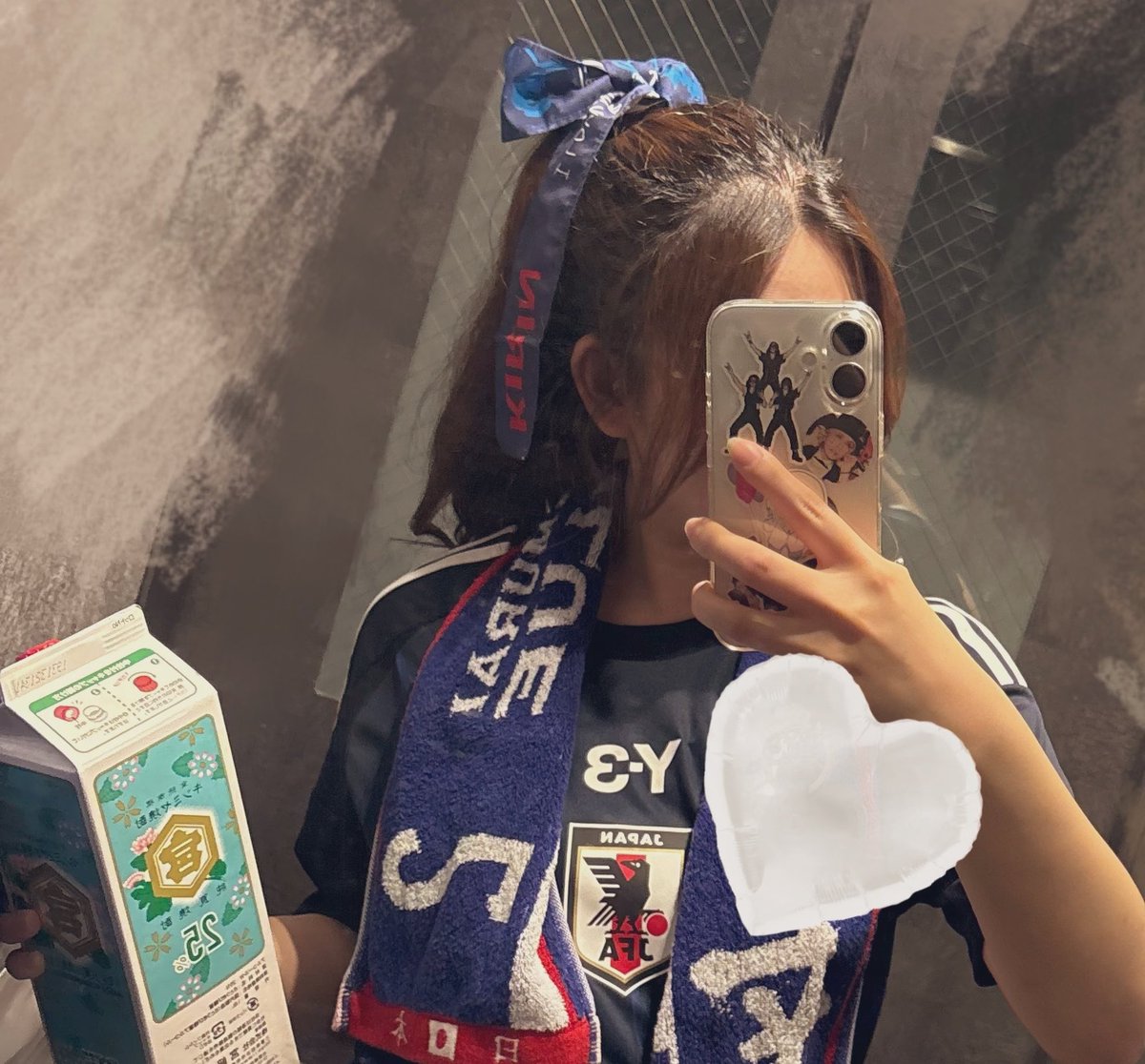 pyondeesu's tweet photo. 試合後だから髪ボサだけど…会場で貰ったハチマキ、リボン結びにしたらいい感じにかわいくなったので見てください🎀
そして酒はマストなので水筒に入れて緑ハイ作って飲みまくり🍻 https://t.co/W54yKQHpsA
