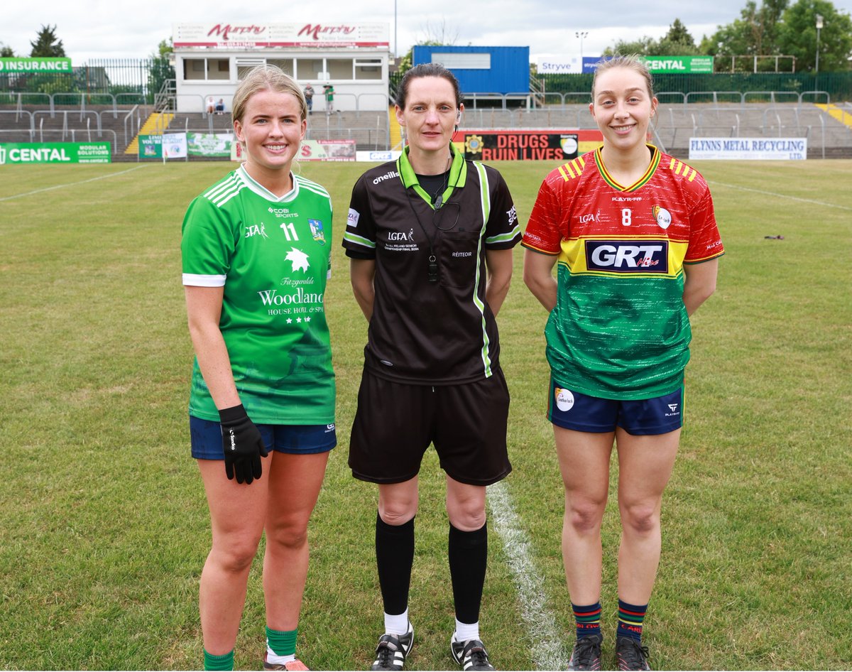 pgahern's tweet photo. Congratulations to Carlow ladies football team on an impressive win in the TG4 All Irl Junior Championship Rd 1 against Limerick in NCP today. Captains Róisín Bailey and Lucy O'Brien with ref Maggie Farrelly. @Carlow_GAA @CarlowLGFA @Natsport @kclr96fm @TheLeftWingBack https://t.co/3TZ23yg9um