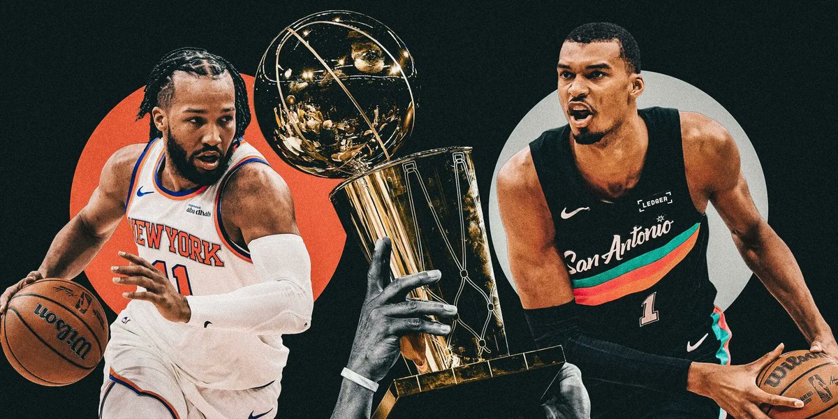 NBA_Master_'s tweet photo. Spurs - Knicks: 27 Yıl Sonra Gelen Rövanş

(Yine) Uzun bir yazı oldu, kahvenizi hazırlayın. ✍️

🎯 Seri tahminim en sonda. 

Bu sefer kazananı söylemek gerçekten çok zor. Nedenlerini anlatacağım.

Tüm Amerika'nın beklediği ve istediği eşleşme gerçekleşti. Herkes 1-2 günlüğüne rahat bir uyku çekebilir. 

Bir tarafta 53 yıldır şampiyonluk bekleyen New York, diğer tarafta yeni bir hanedanın eşiğindeki San Antonio.

İki takım da finallere bambaşka yollardan geldi ve bu fark serinin tüm matematiğini belirleyecek.

Knicks cephesi: Doğu'yu ezdi geçti, ama hangi Doğu'yu?

New York finallere 11 maçlık galibiyet serisiyle geliyor. Atlanta'yı 4-2, Philadelphia'yı 4-0, Cleveland'i 4-0 ile sahadan sildiler.
Sayılar gerçekten parlak. Playoffs'taki tüm takımlar arasında saha içi isabet, üçlük yüzdesi ve asistte birinciler; savunma rating'i 103.5 ile yine playoff lideri. Hücumda ve savunmada aynı anda zirvede olmak nadir bir kombinasyon ve Knicks şu ana kadar bunu başardı.

Ama burada dürüst olmak lazım: Bu istatistikler kimin karşısında üretildi? İlk iki turda Doğu'nun vasat ve sakatlıklarla boğuşan takımlarını geçtiler, finalde de 14 playoff maçının yorgunluğunu taşıyan Cleveland'ı elediler. 

Spurs cephesi: 7 maçlık savaştan keskinleşerek çıkmayı başardılar. 

San Antonio'nun yolu çok daha sertti. Portland'ı 4-1, Minnesota'yı 4-2 geçtiler, sonra son şampiyon Thunder'ı 7 maçlık bir savaşta 4-3 ile devirdiler. 
Spurs'la ilgili gördüğümüz süreç çok net: her zorlu seride biraz daha keskinleşiyorlar. Thunder serisinin yarattığı şey de bu. Wembanyama OKC'nin fiziksel baskısına karşı kendi alanını sahiplenmeyi öğrendi, gardlar Thunder savunmasının kurduğu faul tuzaklarından çıkış yolu buldu. Bu, hiçbir antrenmanda kazanılamayacak türden bir tecrübe.

Ama bedeli var: 7 maçlık seri yorgunluğu. 

Knicks Doğu'yu eze eze geçtiği için dinlenmiş geliyor. San Antonio ise daha dün akşam savaştan çıktı. Bu dengesizlik, en azından serinin ilk maçlarında kendini gösterebilir.

Serinin kalbi: Wembanyama vs New York'un uzunları

Bu seri tek bir eksende dönecek ve onu çözen taraf finali alacak.
Wembanyama bu playoffs'ta blok lideri, ribaundda zirveye yakın, savunmada da gezegenin en iyi oyuncusu olduğunu ilan ediyor. Henüz 23 yaşına bile girmemiş. 
Knicks'in onu durduracak tek bir cevabı yok ve onu durdurabilmek için birden fazla kişiyi üzerine salacaklar.

New York'un kozu Towns ve Mitchell Robinson'ın fizikselliği. Ama burada kritik bir detay var: Robinson atış elindeki kırık sebebiyle ameliyat oldu. Onun hücum ribaundları New York'un pozisyon savaşındaki en büyük silahlarından biriydi ve bu seride ne kadar güvenebilecekleri belirsiz. 
Eğer Robinson tam kapasitede değilse, Wembanyama'nın pota altı hakimiyeti daha da büyüyebilir.

İkincil Stratejik Eşleşme:

Brunson vs Spurs'un uzun gardları. 

San Antonio, Castle-Harper-Fox-Vassell gibi fiziksel gardlar ile 1.88'lik Brunson'ın üzerine çökecek. Tıpkı OKC ve SGA'ya yaptığı gibi. 

Soru şu: New York onu bu baskıdan kurtaracak ikincil silahları üretebilecek mi ve onlara güvenebilecek mi?

Beklentim
Açık konuşayım bu seride kazananı söylemek çok zor. Bürolar Spurs'u 1.55 oran bandında favori açtı, bence hakkı 1.7-1.8 olmalıydı. 

The Athletic'in 26 yazarından 10'u ise Knicks'in 6 maçta kazanacağını iddia diyor. Hemen arkasından ise Spurs 7 ve Spurs 6 senaryoları geliyor. Yani uzmanlar da ikiye bölünmüş durumda. 

Bir tarafta tecrübe ve dinlenmişlik, diğer tarafta atletizm, derinlik ve gezegenin en iyi oyuncusu.

Benim ana pozisyonum seriyi kazanan takımdan ziyade serinin uzunluğu üzerine.

İki taraf da birbirini cezalandıracak kozlara sahip. Eminim ki 1-2 maçta Brunson ve Knicks hücumu alev alacak ve durdurulması imkansız olacak. Diğer taraftan bazı maçlarda ise Spurs her şeyi kitleyecek. 

Benim için seride oynanacak maç sayısı 5.5 ÜST 1.65 oran ile yüksek güvenle aldığım bir pozisyon. 

Bu seri en az 6 maça gidecek, belki de 7. 

İki takımın da süpürülmesi senaryosu masada bile değil.

Kazanan taraflar için ise maç maç gideceğiz dostlar.

NBA Master