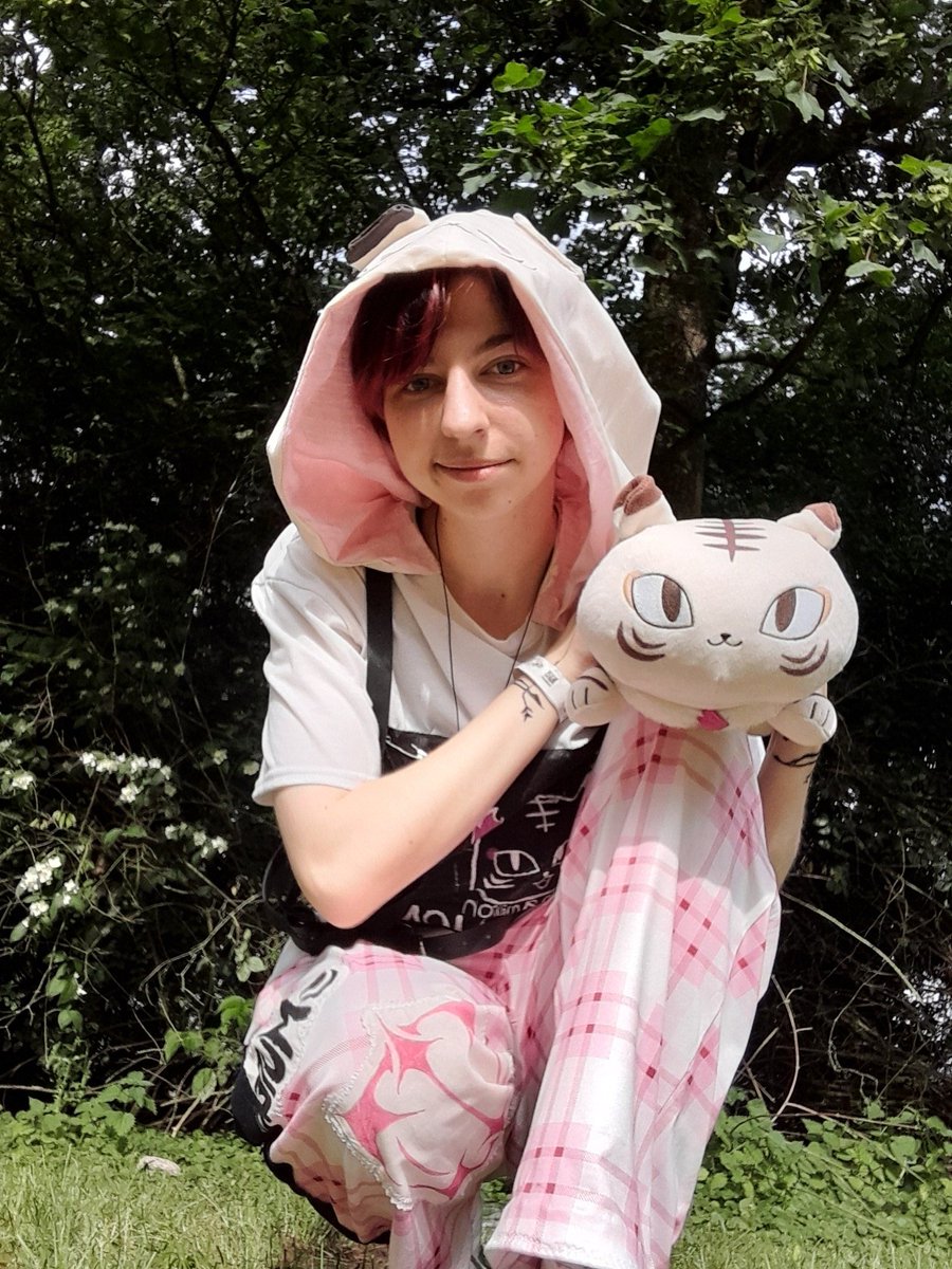 skiyline_art's tweet photo. Finally the full look of my 4th outfit cosplay (warm weather edition)! It was so much fun walking around as kaichou and meeting a bunch of niji fans at dokomi :3

#CosmoVeritan https://t.co/l9FEEJAsSV