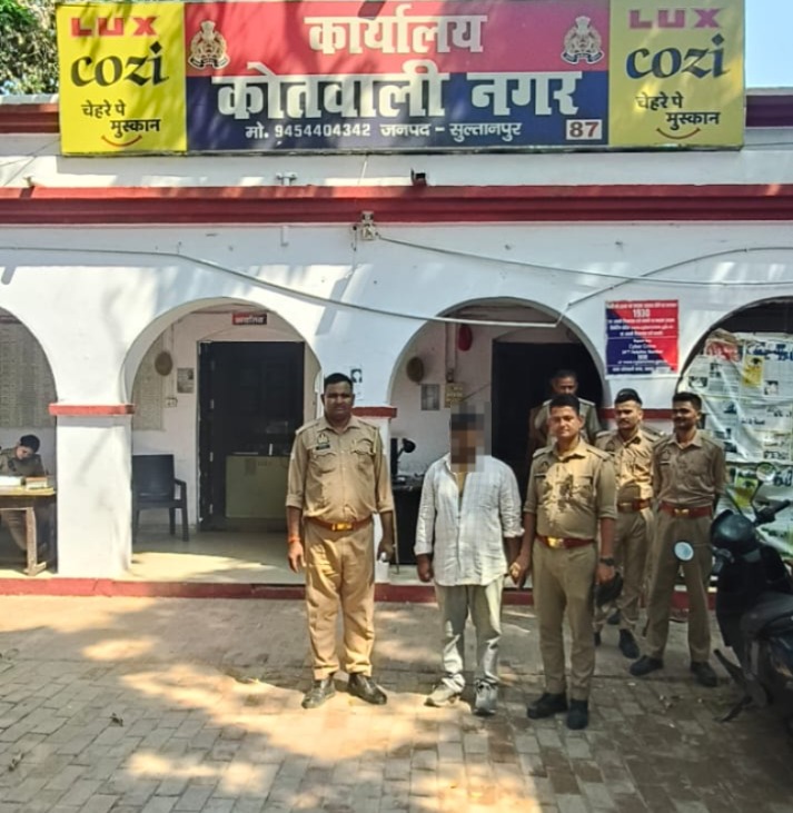 sultanpurpolice's tweet photo. #सुलतानपुरपुलिस

पुलिस अधीक्षक सुलतानपुर @ipsCharuNigam के निर्देशन में थाना कोतवाली नगर पुलिस द्वारा मु0अ0सं0 302/26 में प्रभावी कार्यवाही करते हुए बच्चे के प्रति क्रूरता एवं अन्य संगीन धाराओं में वांछित अभि0मोनू उर्फ योगेन्द्र सिंह नि0 निराला नगर को गिरफ्तार किया गया।@uppolice https://t.co/m3r3Cp4tFQ