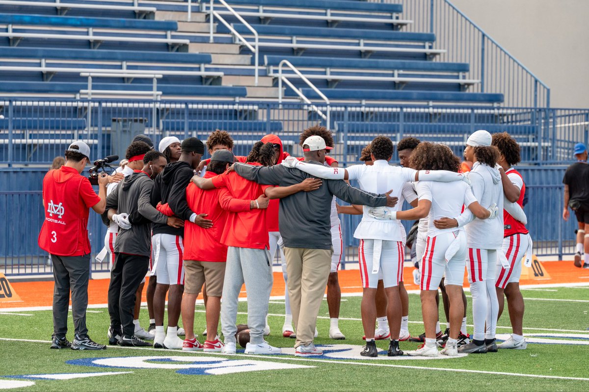 Locksmith1o1's tweet photo. First time Defensive Coordinator for the past two seasons ‘24, ‘25 at Mater Dei High School. Grateful for the opportunity. 30 years old, 5 years coaching Juco, 3 years HS (Trinity League). #DYJ https://t.co/rlajaoQuQ5