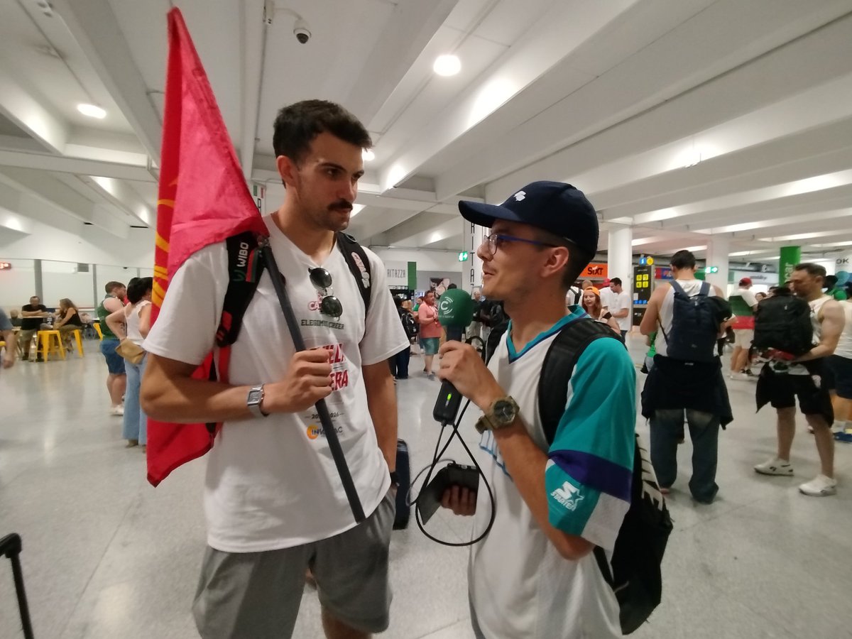 andresbc_35's tweet photo. 🟢🔴 @caja87basket es PRIMERA FEB!

🏀 En el recibimiento al equipo en el aeropuerto de Sevilla, desde @Aficionopina pudimos hablar con varios protagonistas del equipo https://t.co/BrIIKoEK5j