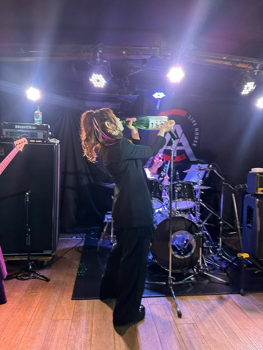 yrknroll's tweet photo. @Minminsleeper みーさん、昨日はライブ観てくださってありがとうございましたー！😆
一升瓶は持ち込み機材です🤣 https://t.co/wrTlShPZvO