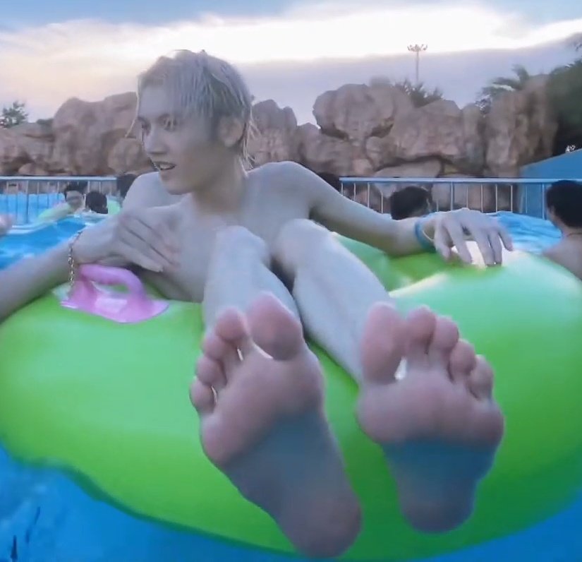 Kpopmalefeet1's tweet photo. Ling Chao (ONER) https://t.co/IGr14cPU6B