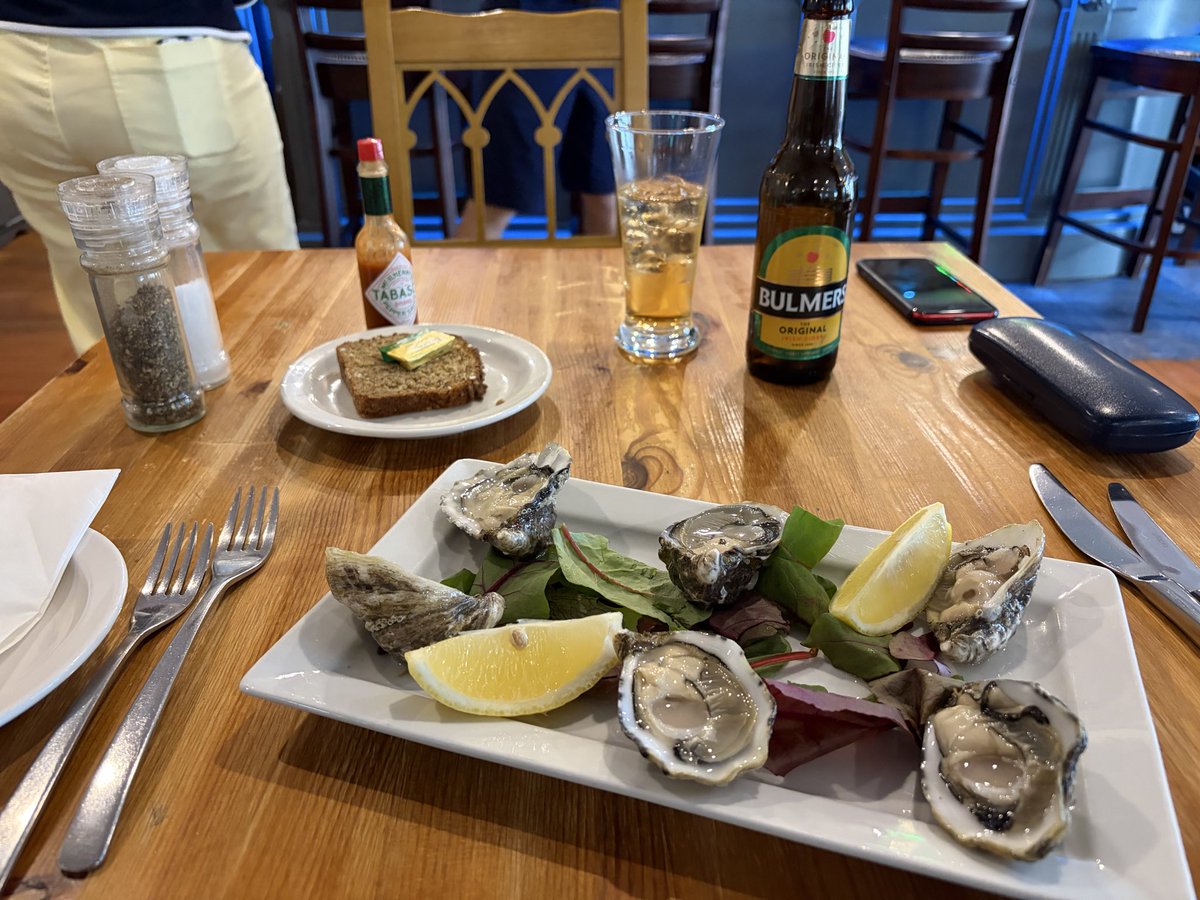 damo62's tweet photo. Carlingford oysters with “Clonmel Chardonnay”, as @real_dublindamo calls it. I don’t think I’m wrong here https://t.co/DJv3P6jMsw
