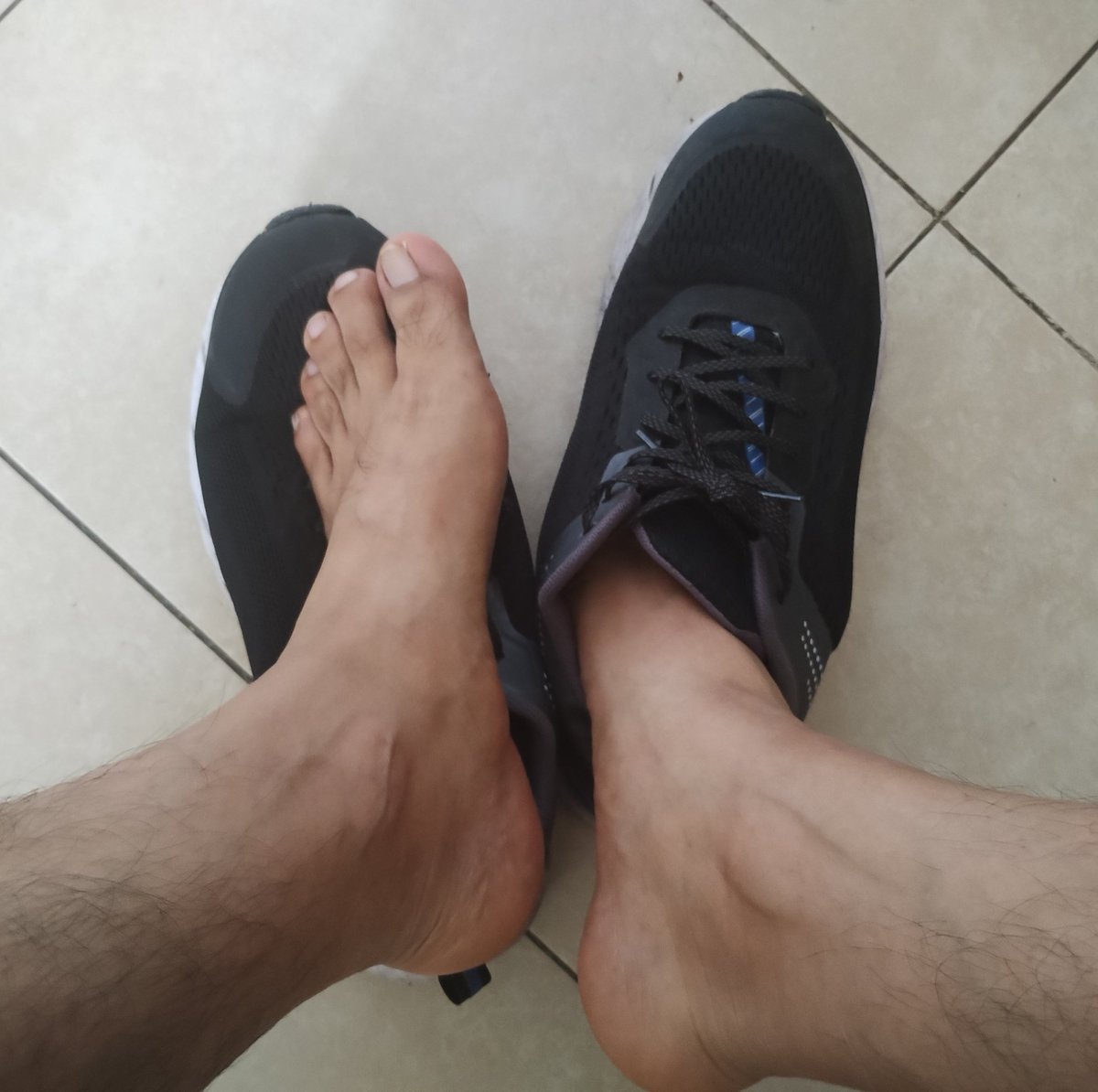 ManFetishop's tweet photo. Buen domingo carnales! 
Ven a olerme la patas! 
#PatasDeMacho #FeetLovers #PiesDeHombre https://t.co/YBllx95YBC