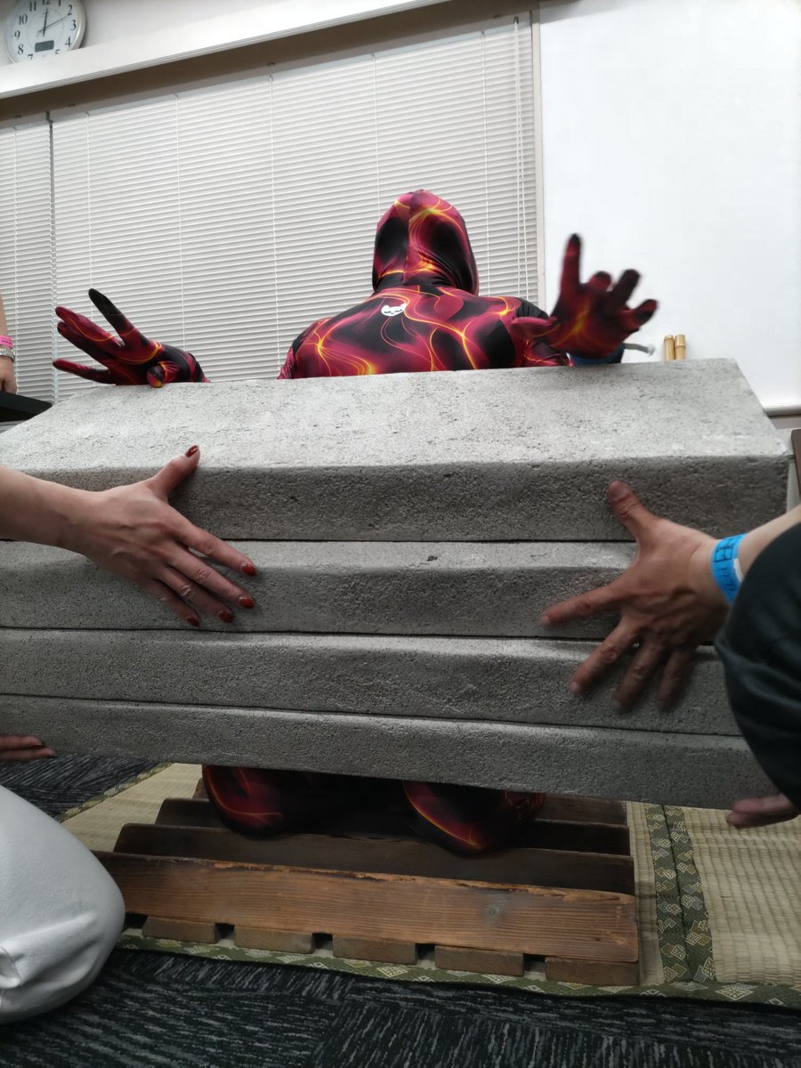 RChougoukin's tweet photo. そろばん板と石抱き
三角木馬と指潰し器
拷問体験ありがとうございました
@nawanaka1mon
@zrzr_naizou
#フェチフェス https://t.co/ub8ILDPSBm