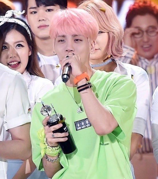 dailyjjonghyun's tweet photo. 160531 | jonghyun’s first win with she is ♡ https://t.co/RVgTqUKV5B