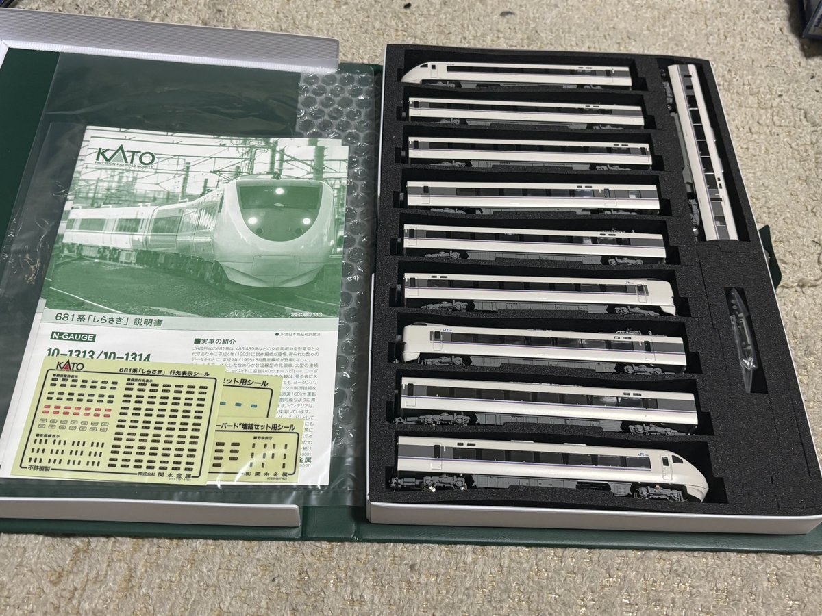 wt05271's tweet photo. 新発売の681系しらさぎでサハ681-300のボディをASSYで入手し、たまたま所有してた681系動力ユニットを組み合わせて改造後の姿も再現できるようにしました
車番インレタ買うんなら、別��681系を用意してホワイトウイング作りたいなぁ https://t.co/YWCHuVENEO