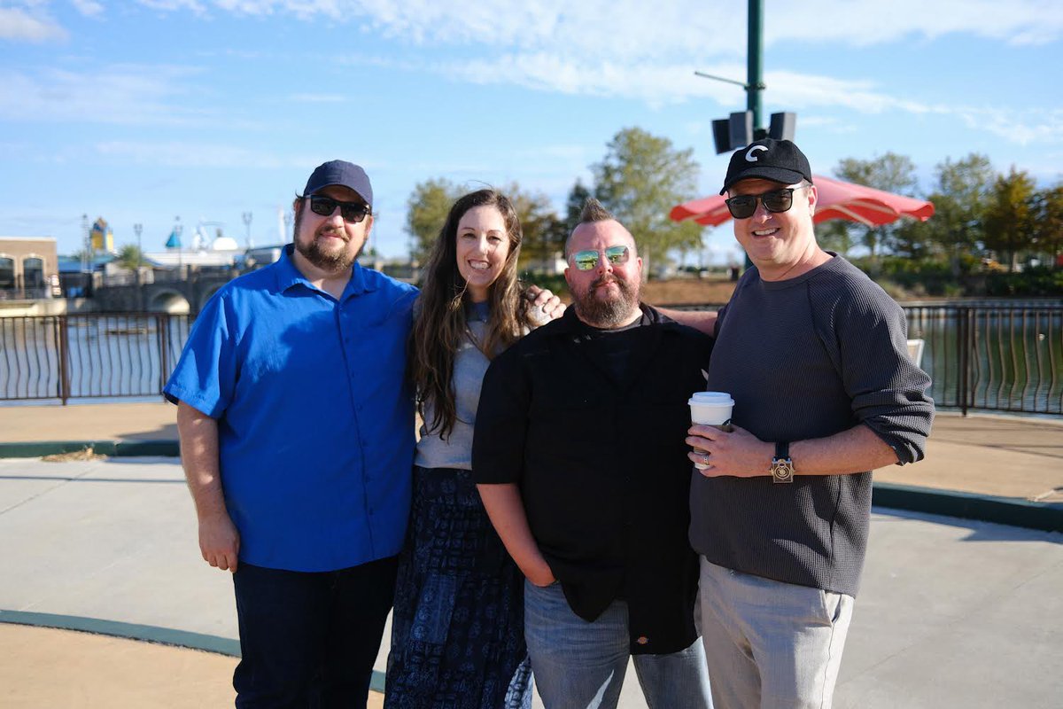 Kingcast19's tweet photo. It is Pop-Pop’s deathday, so that means everyone has to crank up Dragula, chug the grossest White Claw flavor you can find, drive without a valid license, and read a chapter from Revival. Or remember Wampler in a less interesting way. I’m not your dad. https://t.co/6HYUaKglNN