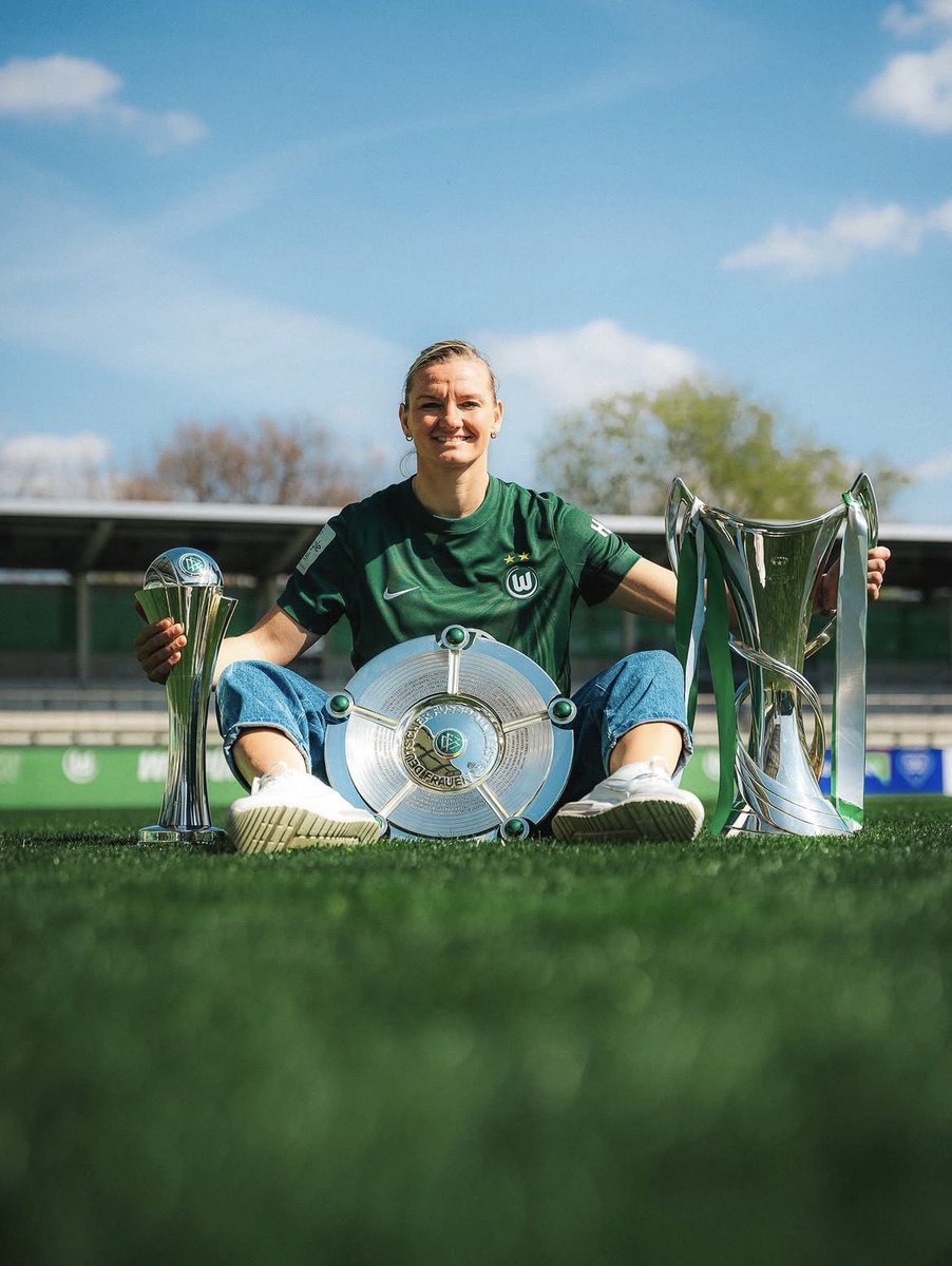 VfLWolfsburg_PT's tweet photo. As fotos carregaram aí!? Pesadíssimas! 🐺💚🤍🏆

Obrigado por tudo o que você deu a este clube. Por cada jogo, cada gol, cada esforço e cada contribuição para a equipe.

Obrigado pelos momentos inesquecíveis, pela sua paixão e por ter vestido esta camisa com tanto orgulho durante tantos anos.

Obrigado por tudo, Poppi! ✨

🟢⚪️ #VfLWolfsburg