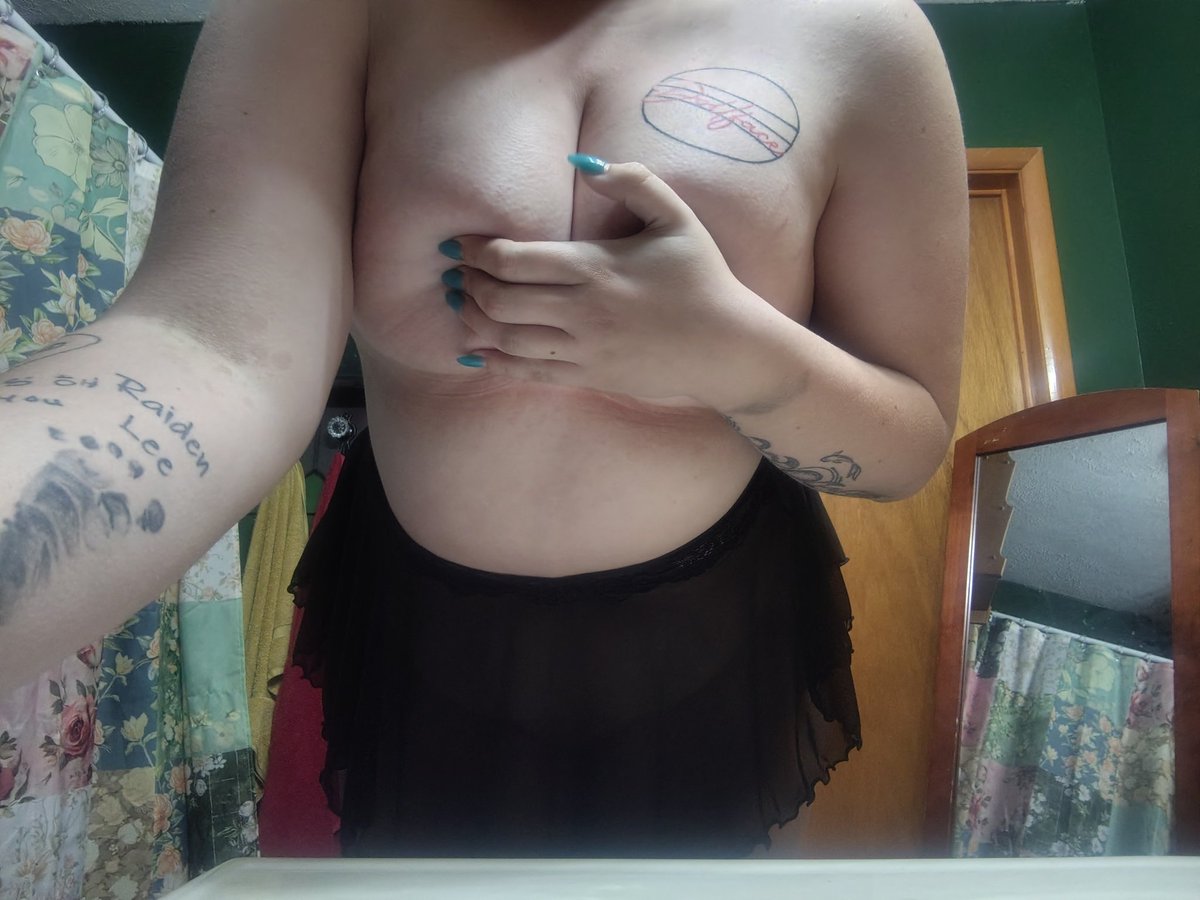 Lizzybeth3402's tweet photo. One might say I'm obsessed with myself. I got a Brazilian yesterday. Onlyfans for proof🤭 #sellingcontent #onlyfansgirl https://t.co/eryVhacBF9