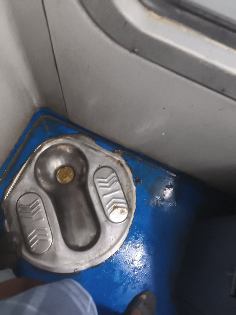 Cqm8X's tweet photo. @AshwiniVaishnaw @RailwaySeva @MinisterRailway @aajtak @ABPNews @news11_india_tv @Dharmen50263856 @acbiayodhya @CRIMEREPORTAR1 @PMOIndia @bstvlive trainno.15017  coachno.b3 में बाथरूम में लेकर ट्रेन तक गंदगी का अंबार लगा हुआ है कोई साफ सफाई नहीं है क्या गंदगी मुक्त भारत रेल सेवा https://t.co/TRJy1oENpq