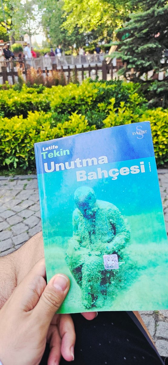 weirdoingg's tweet photo. kuğulu okumalarına geri döndüm

kitap hayatlarını unutmak için toplumdan uzak komün bir yaşam süren insanları anlatıyor

bank paylaştığım 60larında (muhtemel eski solcu) bir çiftin kürt hareketi, demirtaş, kaypakkaya, yalçın küçük sohbetine ortak oldum #iyi1gün #pazarneşesi https://t.co/vIFcZ8cspq
