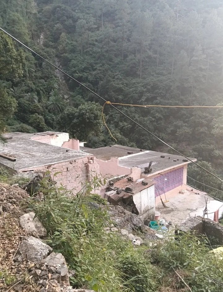 of30294's tweet photo. मुझे बीते दिनों माता वैष्णो देवी भवन से रसायन गुफ़ा जाने का मौका मिला,बेहद पौराणिक और ऐतिहासिक धरोहर है लेकिन वहां तक जाने का कोई मार्ग नही है,Zero Point के बाद जंगल से होकर जाना पड़ा जो बहुत पीड़ादायक है,यह मार्ग बनवाने की क्रिपा करें @OfficialSMVDSB @OmarAbdullah @JandKTourism https://t.co/KURtus8vyz