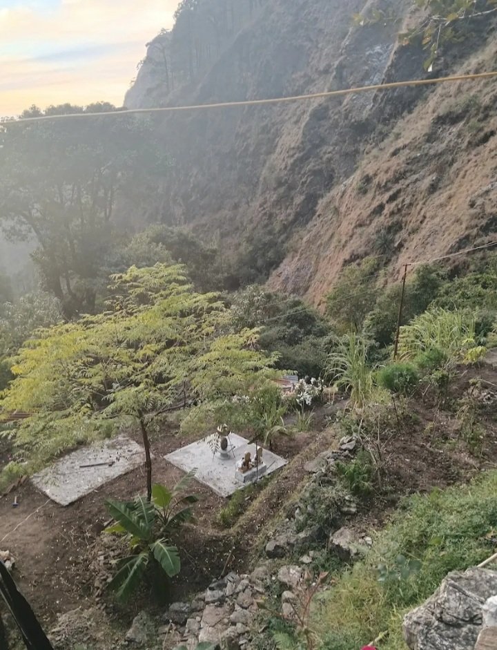 of30294's tweet photo. मुझे बीते दिनों माता वैष्णो देवी भवन से रसायन गुफ़ा जाने का मौका मिला,बेहद पौराणिक और ऐतिहासिक धरोहर है लेकिन वहां तक जाने का कोई मार्ग नही है,Zero Point के बाद जंगल से होकर जाना पड़ा जो बहुत पीड़ादायक है,यह मार्ग बनवाने की क्रिपा करें @OfficialSMVDSB @OmarAbdullah @JandKTourism https://t.co/KURtus8vyz