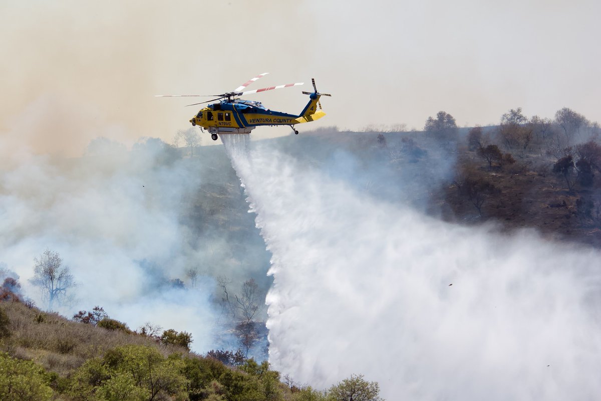 CAL_FIRE's tweet photo. How #CALFIRE fights wildfires 4/4
➡ Air support: Helicopters conduct water drops while fixed-wing aircraft apply fire retardant to slow the fire’s spread, allowing firefighters on the ground to suppress the fire.
Every fire is different, so we use the most effective mix of strategies to protect lives, property, and  #WildfireResponse #Firefighting