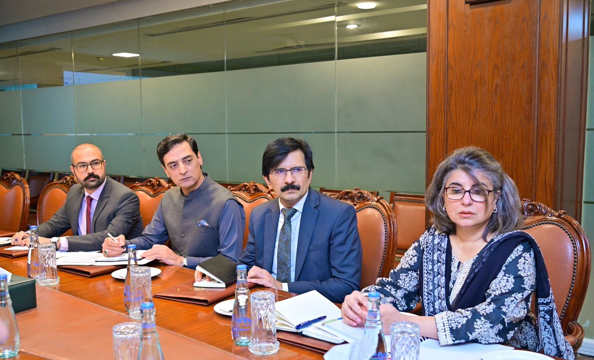 ForeignOfficePk's tweet photo. DPM/FM Senator Mohammad Ishaq Dar @MiShaqDar50 chaired a meeting with the Foreign Secretary Amb Amna Baloch and senior MoFA officials on forthcoming diplomatic engagements.

He directed the officials to ensure thorough preparation and coordinated follow-ups to advance Pakistan’s political and economic interests.