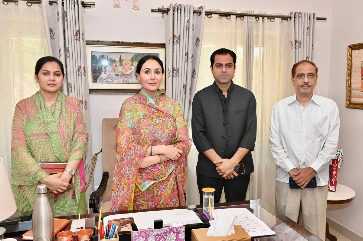 KumariDiya's tweet photo. आज सिविल लाइंस कार्यालय में प्रदेश के विभिन्न क्षेत्रों से पधारी देवतुल्य जनता से आत्मीय मुलाकात कर उनकी समस्याओं एवं सुझावों को गंभीरतापूर्वक सुनकर संबंधित अधिकारियों को आवश्यक निर्देश दिये।

जनसेवा ही हमारा सर्वोच्च दायित्व है। प्रदेश के प्रत्येक नागरिक की समस्याओं का संवेदनशीलता, पारदर्शिता एवं प्रतिबद्धता के साथ निराकरण सुनिश्चित करना हमारी सरकार की प्राथमिकता है।

#Rajasthan