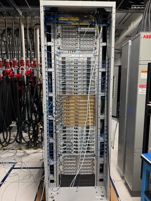 PolymarketMoney's tweet photo. $DELL delivered the world’s first $NVDA Vera Rubin NVL72 rack to $CRWV https://t.co/BvOr5OMskW