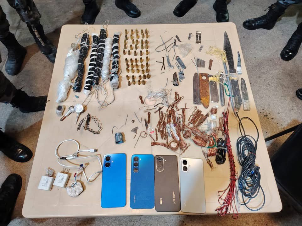 CuencaPlay's tweet photo. El Ejército Ecuatoriano ejecutó una operación CAMEX en el CRS Turi, con el objetivo de controlar armas, municiones y posibles explosivos.
Se decomisaron 
- 49 municiones 9mm, 
- 4 celulares, 
- 2 cargadores, 
- 15 objetos cortopunzantes, 
- 3 pipas artesanales y 
- 500g marihuana https://t.co/o8Dn8NMWgO