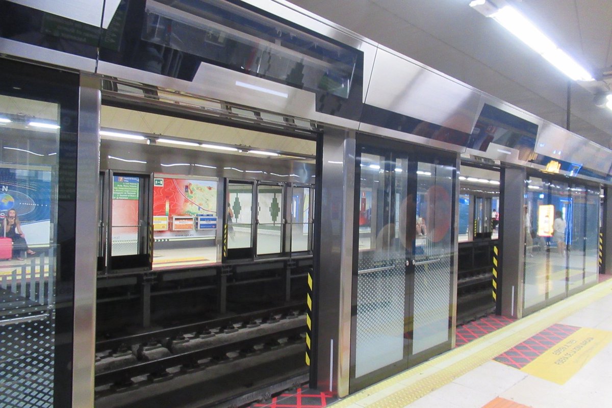 EnthTrans's tweet photo. Metro de Madrid 6号線、ホームドア鋭意設置中の模様…。そのせいか、車両側のドアを乗客のボタン操作なしで開扉するように運用変更してる？ 6号線（環状線）は前からそうだっけ？ https://t.co/J8VXLodSS1