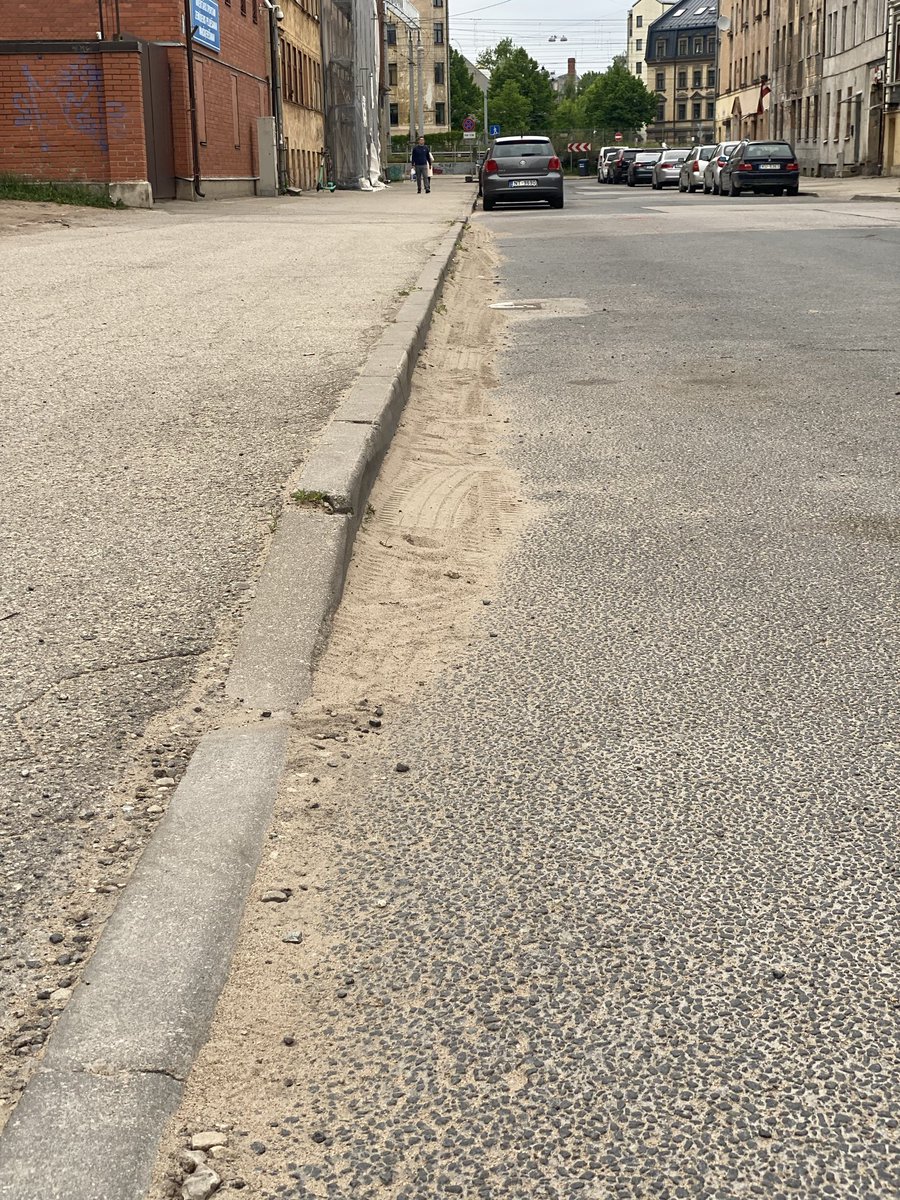 arturstk's tweet photo. Apsveicu @RigasDome Lielisks divu nedēļu tīrīšanas rezultāts Daugavpils ielā👍🙁 https://t.co/URV5s9TTNh