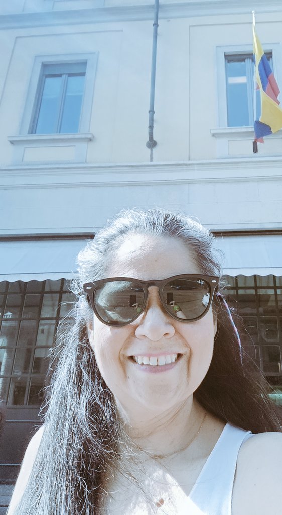 ScarpatiLina's tweet photo. Y había que votar! Sin importar los 37° de Milán, en un puente que Italia festeja su fiesta patria  y los  80 años de voto a la mujer. Por estos motivos, votar por Colombia,  tiene doble valencia.Quienes vivimos afuera ejercemos nuestro derecho. #eleccionesColombia2026 
#2giugno https://t.co/BR84C43yFD