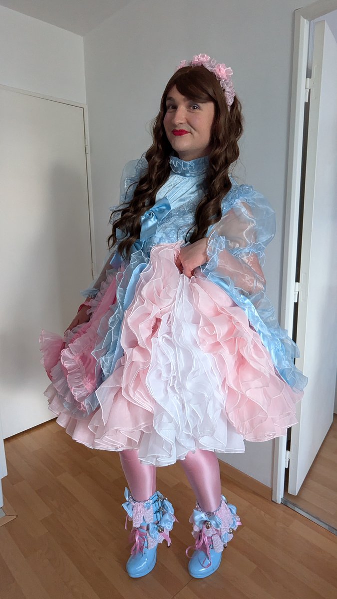 SissyLaure's tweet photo. And this look was asked by the pretty
@stephlou_maid 💙🩷
Didn't wear this dress for a while and sadly couldn't wear it for long cause of the hooot weather 😅 https://t.co/2El95VIaOs