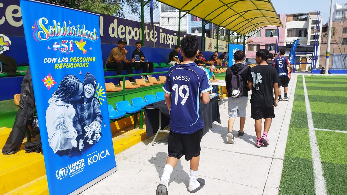 ACNURPeru's tweet photo. ⚽Mientras el mundo mira a la Champions y al Mundial, en San Martín de Porres jugamos un partido que vale mucho: el de la solidaridad.

Hoy adolescentes peruanos y refugiados comparten la cancha, hacen equipo y demuestran que el deporte une, protege e integra💙

#SolidaridadMás51 https://t.co/CnFnjn0ruR