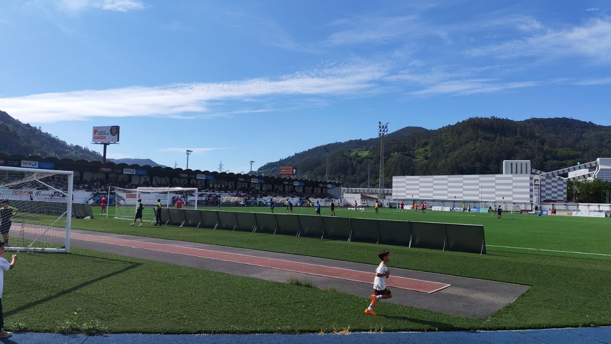 ApqRadio's tweet photo. Ya en el Hermanos Antuña de Mieres para el encuentro entre @caudaldemieres - @CDCovadonga que arrancará a las 18:30h. Te lo cuentan @PacoGranda y Jaime Álvarez en La Banqueta Deportiva de @ApqRadio. 91.5 - 106.1FM, https://t.co/LLM1we328T y app. https://t.co/8zN8MTtqth
