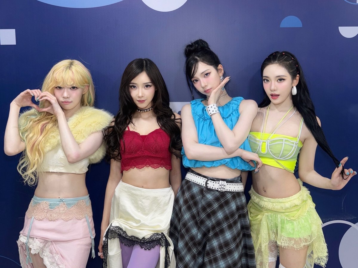 Uchinagao's tweet photo. mint lace at the left, cherry scarlet in the middle, ivory daydream drifting beside it, sky-blue mischief at the edge. four dolls from a lost y2k pamphlet, caught between dial-up romance and shakespearean folly; fair maidens arranged as though time owed us a favour. https://t.co/v5ihPMkuwj