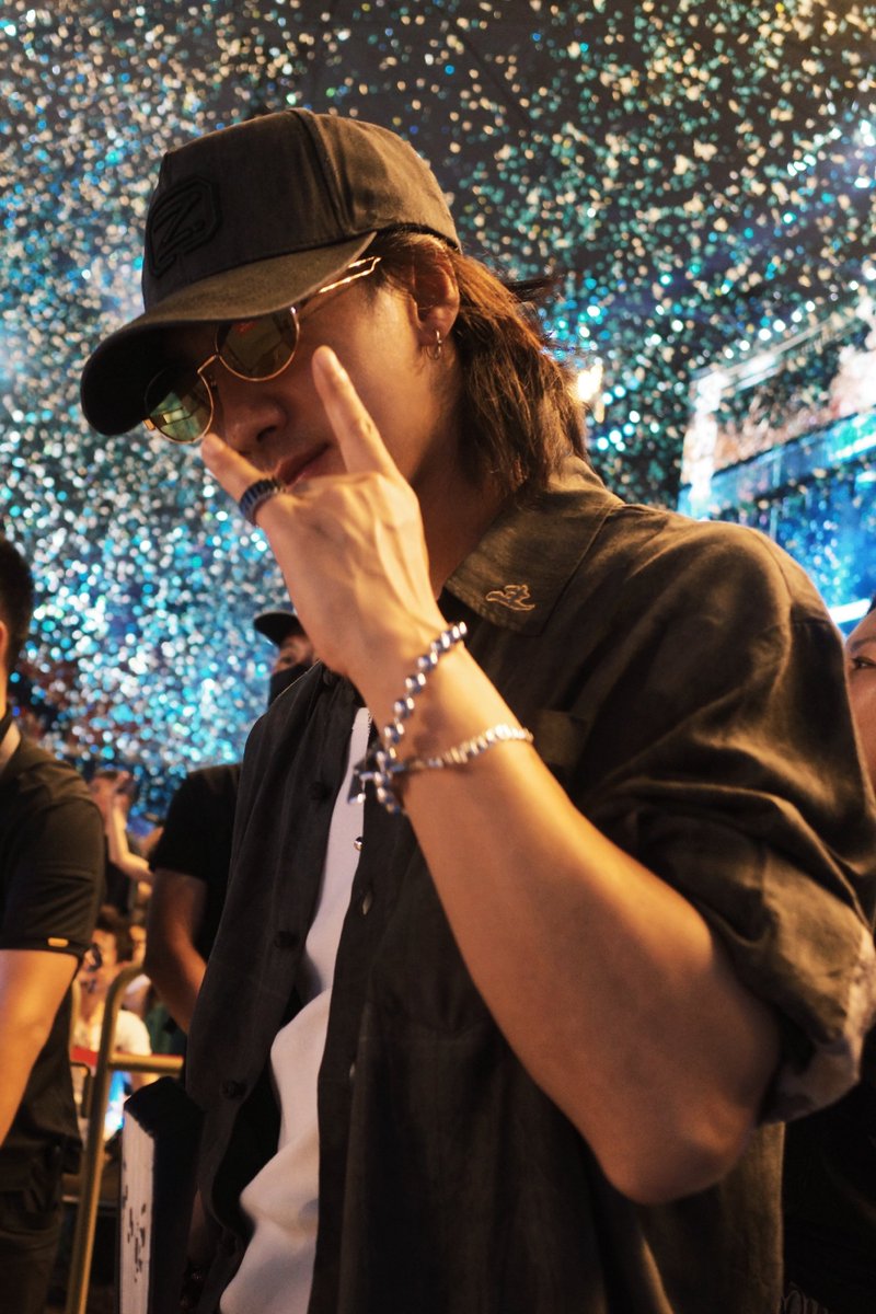 Frozenlemon00's tweet photo. 260531 츠샤 웨이보
사정봉 배우(Nicholas Tse Ting-fung)의 콘서트에 간 츠샤
—
펑형(锋味)의 콘서트 보러 왔는데, 
정말 뜨거웠다🆒😎🤜🤛

©https://t.co/K4svBgDfBp
#此沙 #츠샤 #CiSha #ツーシャー https://t.co/PUuR0gpXG1