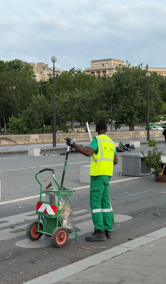 Jeremy_Redler's tweet photo. Un immense merci aux policiers mobilisés tout au long de ce week-end. Leur professionnalisme, leur sang-froid et leur engagement ont permis d’assurer la sécurité de tous dans un contexte parfois difficile.

Je tiens également à saluer les agents et services de la Ville mobilisés pour faire face aux conséquences des débordements et permettre un retour rapide à la normale.

Je demande la plus grande fermeté à l’égard de ceux qui sont venus gâcher la fête une nouvelle fois, malgré un dispositif de sécurité exceptionnel. Ces comportements n’ont pas leur place dans nos rues et ne doivent rester sans réponse.

Merci à toutes celles et ceux qui étaient sur le terrain.