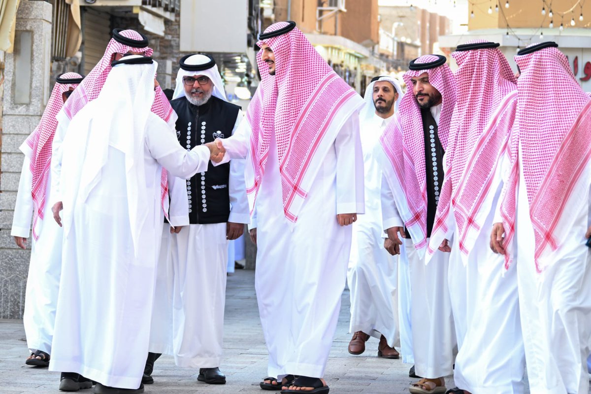 gov_taif's tweet photo. سمو #محافظ_الطائف الأمير #فواز_بن_سلطان_بن_عبدالعزيز يزور المنطقة التاريخية  ويشاهد البيوت التراثية ومتاجر الحرفيين والسوق القديم ،
.. ثمن الجهود المبذولة ، متطلعًا لتطويرها وإستثمار مقوماتها الثقافية والسياحية بما يسهم في تعزيز مكانتها . https://t.co/7N0ks7ptQ3