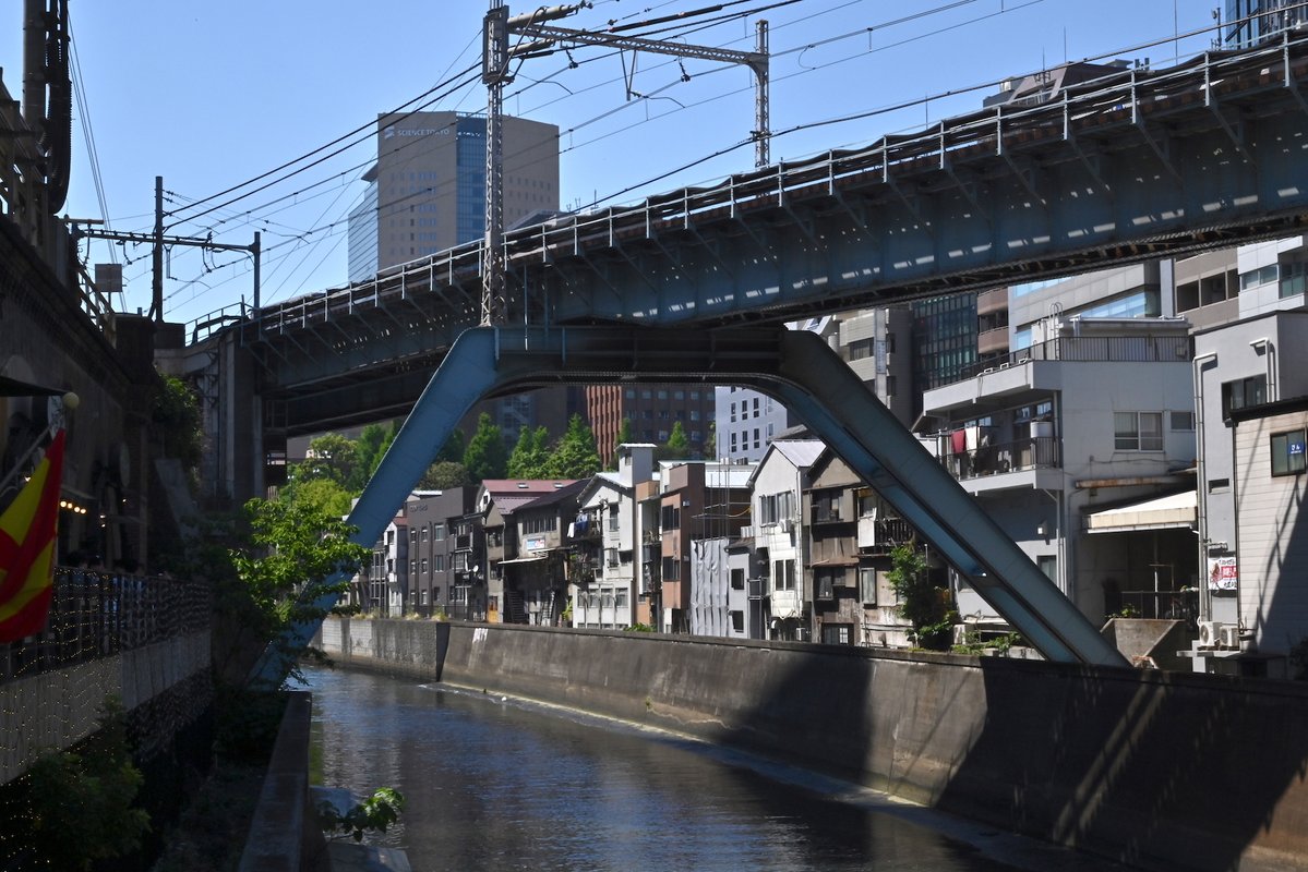 navetin's tweet photo. 総武線の橋梁は実にアクロバティックな跨ぎ方。
淡路亭ビリヤードを見ると安心する。#東京建築祭 https://t.co/6trEnEcEqi